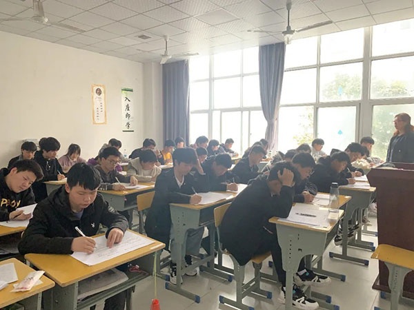 严谨教学 规范考试 以考促教 以考促学| 九江市轻化工业技工学校组织开学第一次月考