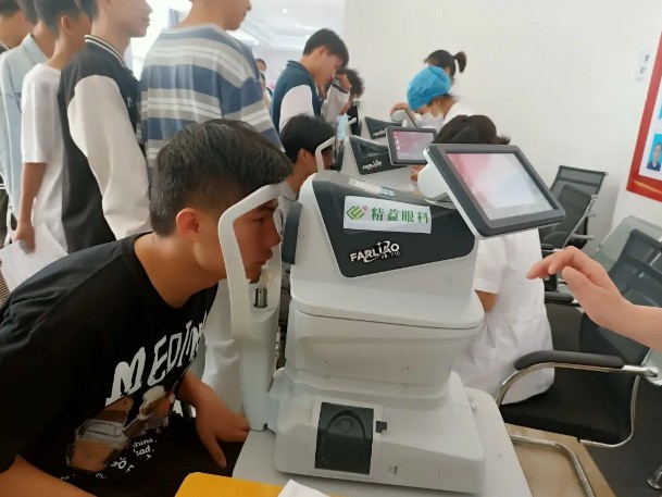 让眼睛更明亮 让世界更精彩--九江华东电子信息学校组织全校学生进行视力检测