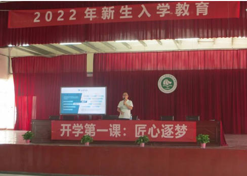 防控疫情 从我做起--我校邀请医务人员来校开展疫情防控主题讲座/入学教育